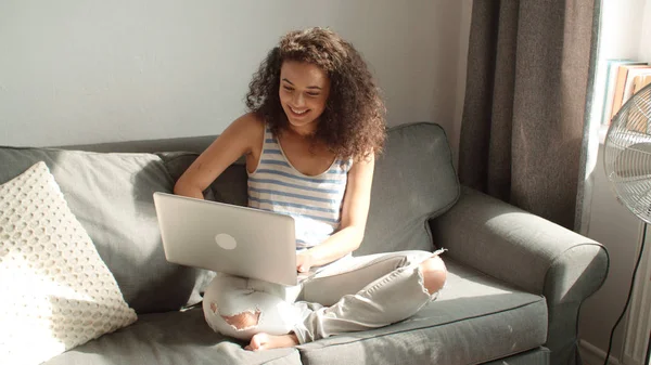 Bella Donna Che Rilassa Sul Divano Utilizzando Suo Computer Portatile — Foto Stock