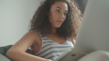 güzel kadın istimal onun laptop evde oturma odasında kanepede rahatlatıcı.