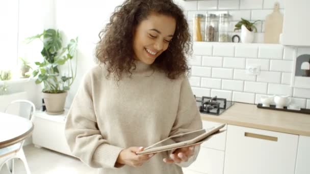 Jolie Jeune Femme Utilisant Une Tablette Numérique Dans Une Cuisine — Video