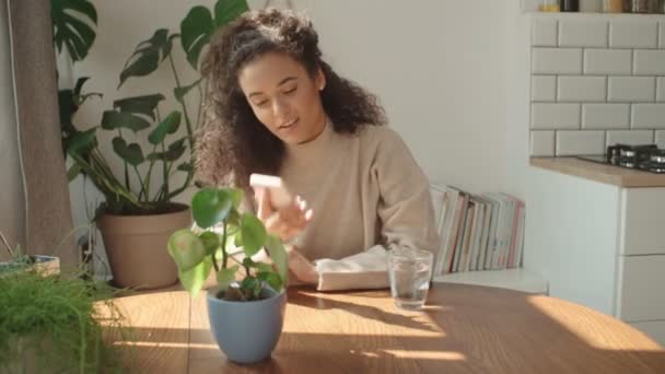 Mujer Joven Usando Teléfono Móvil Cocina — Vídeos de Stock