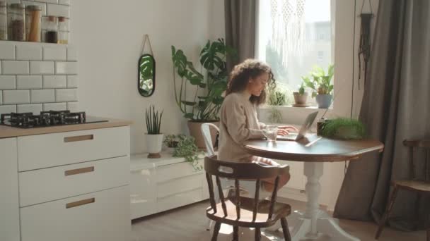 Jovem Encantadora Digitando Computador Portátil Uma Cozinha — Vídeo de Stock