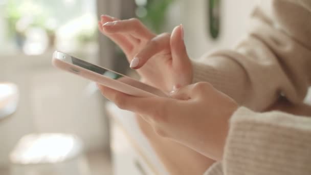 在家中使用现代智能手机设备的女性手特写 — 图库视频影像