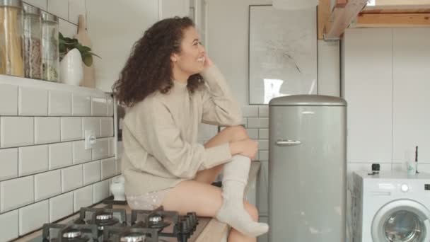 Mujer Joven Usando Teléfono Móvil Cocina — Vídeos de Stock