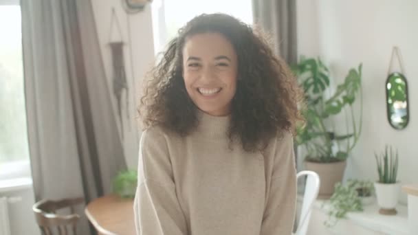 Retrato Uma Bela Jovem Mulher Sorrindo Para Câmera Uma Cozinha — Vídeo de Stock