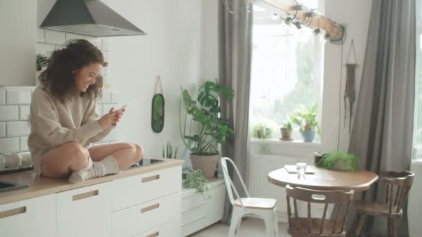 Mujer Joven Usando Teléfono Móvil Cocina — Vídeos de Stock