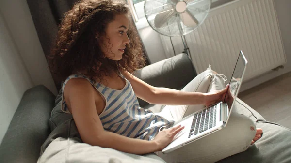 Mujer Bonita Que Relaja Sofá Usando Portátil Casa Sala Estar —  Fotos de Stock