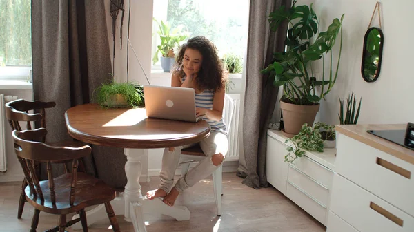 Encantadora Mujer Joven Escribiendo Ordenador Portátil Casa —  Fotos de Stock