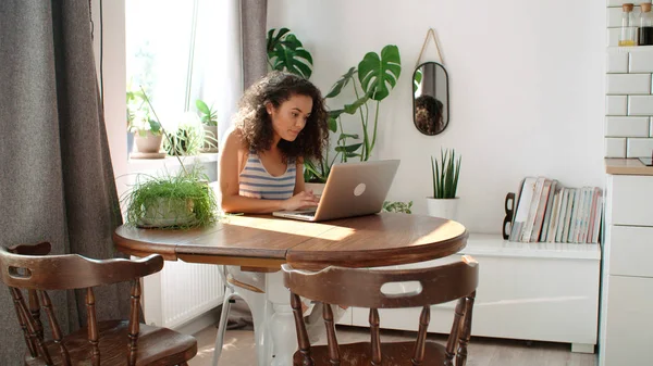 Affascinante Giovane Donna Digitando Sul Computer Portatile Casa — Foto Stock