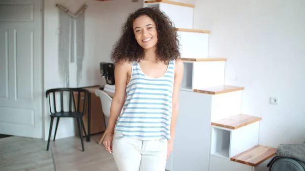 Retrato Una Hermosa Joven Sonriendo Cámara Una Cocina —  Fotos de Stock