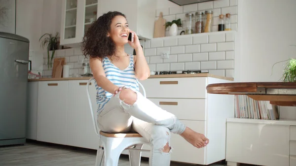 Mujer Joven Usando Teléfono Móvil Una Cocina —  Fotos de Stock