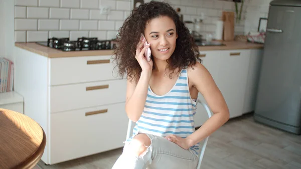 Mujer Joven Usando Teléfono Móvil Una Cocina — Foto de Stock