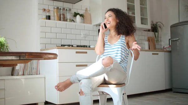 Mujer Joven Usando Teléfono Móvil Una Cocina —  Fotos de Stock