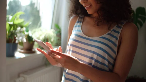 Mujer Joven Mensajes Texto Teléfono Móvil Casa —  Fotos de Stock