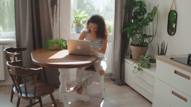 Encantadora Jovem Mulher Digitando Computador Portátil Casa — Vídeo de Stock