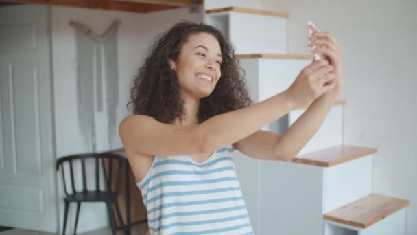 Mujer Joven Tomando Selfie Por Teléfono Móvil Cocina — Vídeos de Stock