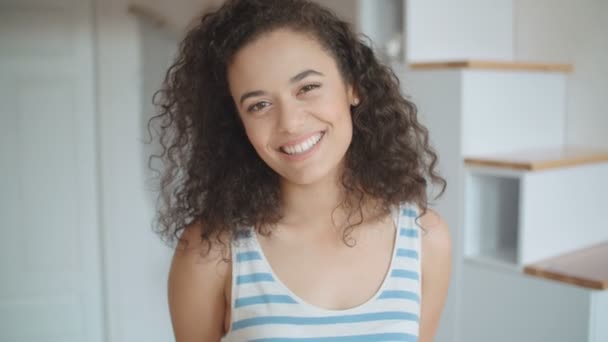 Retrato Una Hermosa Joven Sonriendo Cámara Una Cocina — Vídeos de Stock