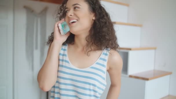 Mujer Joven Usando Teléfono Móvil Una Cocina — Vídeos de Stock
