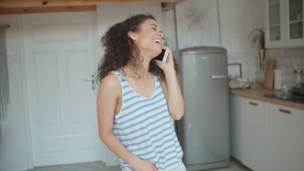 Jovem Mulher Usando Telefone Celular Uma Cozinha — Vídeo de Stock