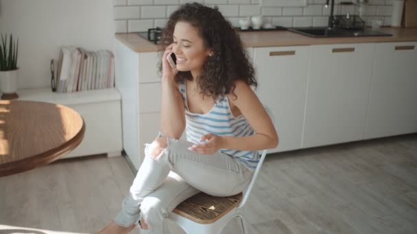 Jovem Mulher Usando Telefone Celular Uma Cozinha — Vídeo de Stock