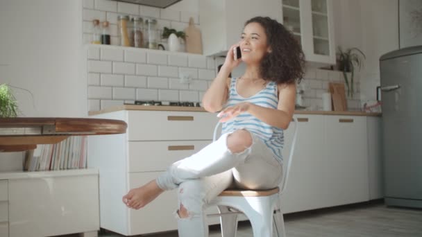 Νεαρή Γυναίκα Χρησιμοποιώντας Κινητό Τηλέφωνο Μια Κουζίνα — Αρχείο Βίντεο