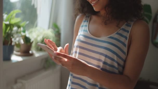 Mujer Joven Mensajes Texto Teléfono Móvil Casa — Vídeos de Stock