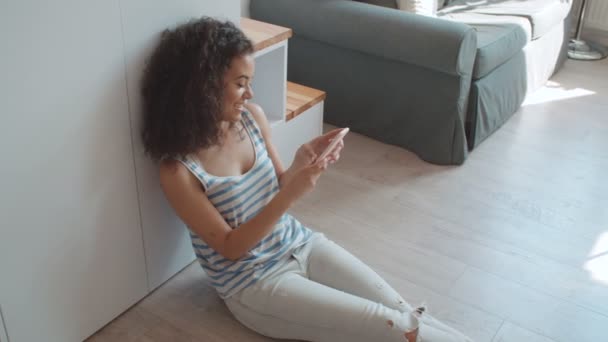 Charmante Junge Brünette Frau Mit Telefon Modernen Stilvollen Wohnung — Stockvideo