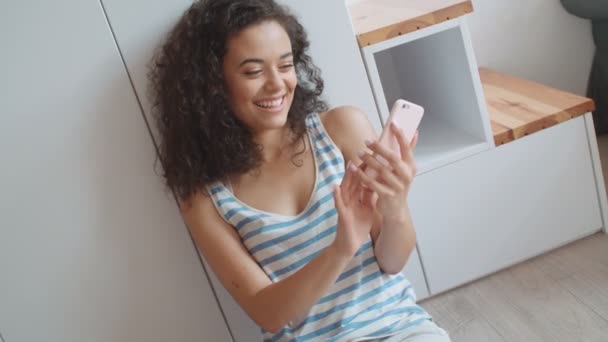 Affascinante Giovane Donna Bruna Utilizzando Telefono Moderno Appartamento Elegante — Video Stock