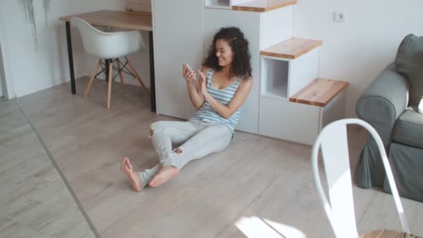 Encantadora Jovem Morena Usando Telefone Moderno Apartamento Elegante — Vídeo de Stock