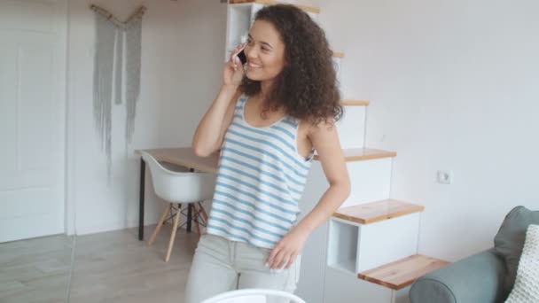 Jeune Femme Parlant Sur Téléphone Portable Dans Appartement Élégant — Video