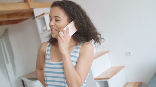 Mujer Joven Hablando Por Teléfono Móvil Apartamento Con Estilo — Vídeo de stock