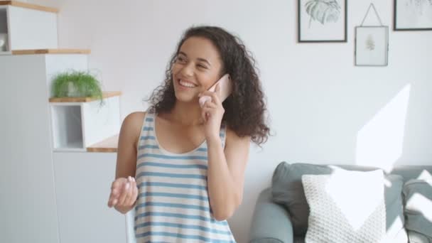 在时尚公寓里用手机说话的年轻女子 — 图库视频影像