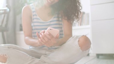 Sevimli genç esmer kadın telefonunuzun ve modern şık daire.