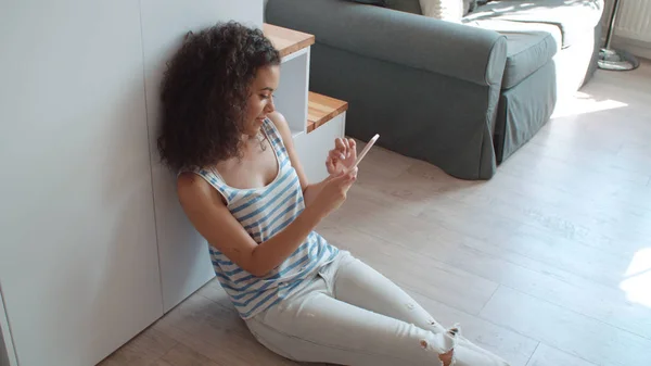 Encantadora Joven Morena Usando Teléfono Apartamento Moderno Elegante — Foto de Stock