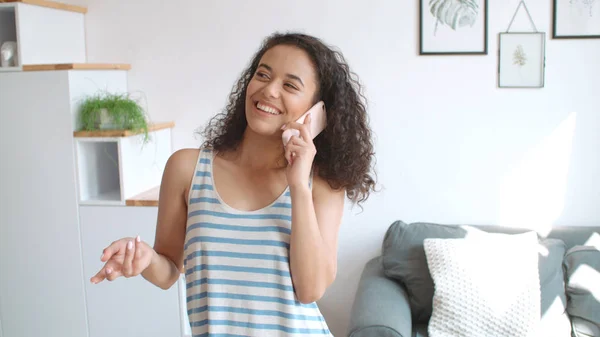 Mujer Joven Hablando Por Teléfono Móvil Apartamento Con Estilo —  Fotos de Stock