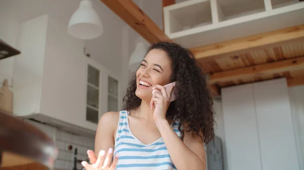 Mujer Joven Hablando Por Teléfono Móvil Apartamento Con Estilo —  Fotos de Stock