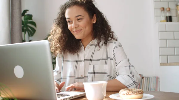 Affascinante Giovane Donna Digitando Sul Computer Portatile Casa — Foto Stock