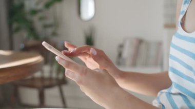 Evde telefon kullanarak eller yakın çekim.