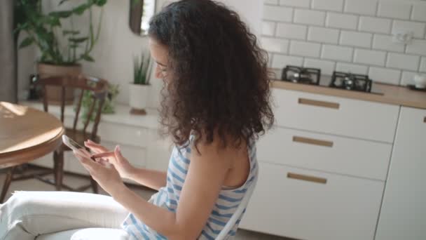 Encantadora Joven Morena Usando Teléfono Apartamento Moderno Elegante — Vídeos de Stock