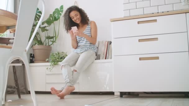 Encantadora Joven Morena Usando Teléfono Apartamento Moderno Elegante — Vídeos de Stock