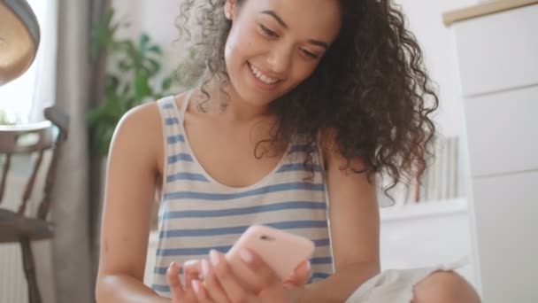 Encantadora Jovem Morena Usando Telefone Moderno Apartamento Elegante — Vídeo de Stock