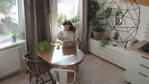 Encantadora Jovem Mulher Digitando Computador Portátil Casa — Vídeo de Stock