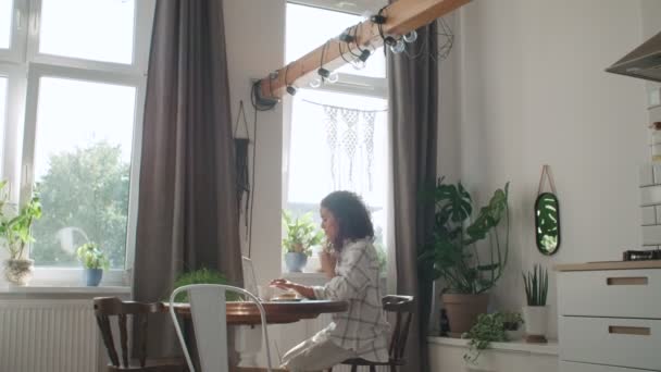 Очаровательная Молодая Женщина Печатающая Дома Ноутбуке — стоковое видео