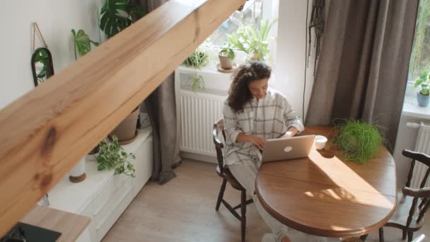 Charmig Ung Kvinna Skriver Bärbar Dator Hemma — Stockvideo