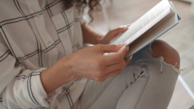 Güzel Afro Amerikalı kadın okuma kitabı evde.