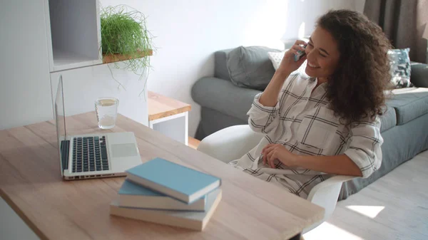 Mladá Žena Pomocí Mobilního Telefonu Doma — Stock fotografie