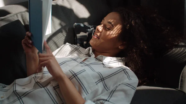 Hermosa Mujer Afroamericana Leyendo Libro Casa — Foto de Stock