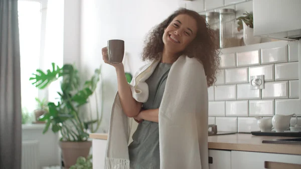 Porträt Einer Lächelnden Frau Die Hause Kaffee Oder Tee Trinkt — Stockfoto