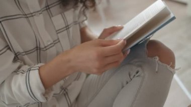 Güzel Afro Amerikalı kadın okuma kitabı evde.