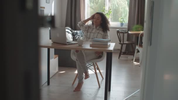 Mulher Muito Jovem Trabalhando Laptop Moderno Cercado Por Livros Casa — Vídeo de Stock