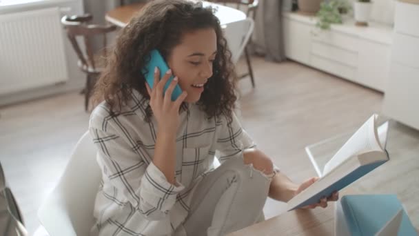 Mujer Joven Usando Teléfono Móvil Casa — Vídeo de stock